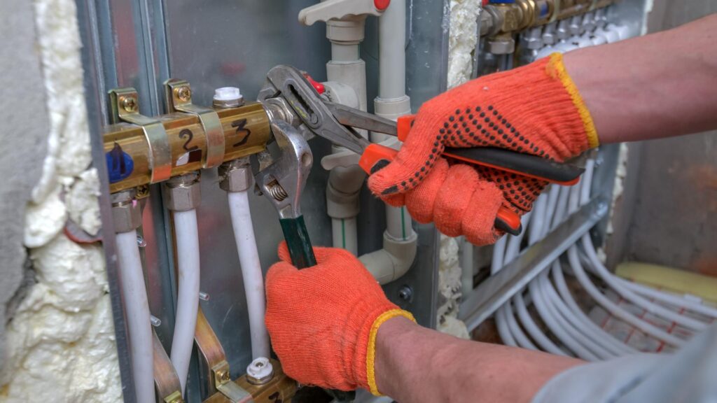 Pipefitter Guide: Jobs paying up to US$105,000 per year (salaries, industries, and step-by-step entry into the career)